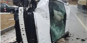 AMASYA’DA OTOMOBİL  REFÜJE ÇARPTI  5 YARALI