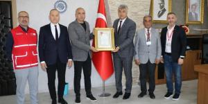 İl Milli Eğitim Müdürlüğü’ne Türk Kızılayı’ndan Altın Madalya