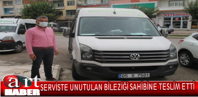 Amasya’nın Suluova ilçesinde servis taşımacılığı yapan Ahmet Kılıç (38) aracında bulduğu yaklaşık 16 bin tl’lik bileziği hiç düşünmeden sahibine ulaştırdı.