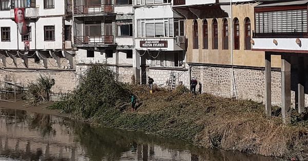 Şehrimizin simgesi Yeşilırmak’ta Temizlik İşleri Müdürlüğü ekiplerimiz