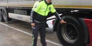 Kış aylarında trafikte yer alacak araç sürücülerini doğrudan ilgilendiren zorunlu kış lastiği uygulaması tüm yurtta olduğu gibi Amasya’da da 1 Aralık itibariyle başlayacak.