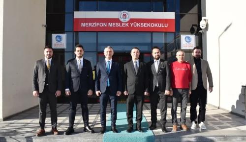 Amasya’nın Merzifon ilçesinde düzenlenen bir etkinlikte, öğrenciler havacılık sektörü hakkındaki bilgilerini yarıştı.