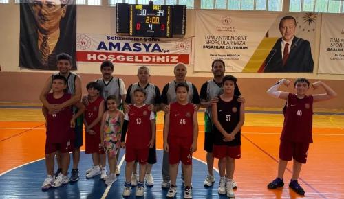Minik Basketbolcular Babalarıyla Sahada Buluştu