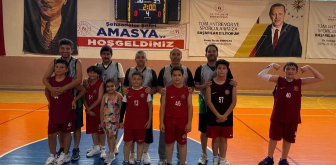 Minik Basketbolcular Babalarıyla Sahada Buluştu