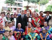 Kıtalararası Kültür Buluşması Amasya’da GerçekleştiAmasya Uluslararası Atatürk, Kültür ve Sanat Festivali, bu yıl da dünya kültürlerini buluşturmaya devam ediyor. Festival kapsamında Amasya’ya gelen Meksika, Tayland, Polonya, Rusya ve Kırgızistan halk dansları ekipleri, hem sergiledikleri gösterilerle hem de renkli kostümleriyle şehrin sokaklarını adeta birer sahneye dönüştürdü.Protokol ile BuluşmaAmasya Büyük Otel’de düzenlenen özel etkinlikte halk dansları ekipleri, Amasya Valisi Önder Bakan ve eşi Elif Bakan başta olmak üzere il protokolüyle bir araya geldi. Vali Bakan, misafir dansçılara festivale sundukları katkılardan dolayı teşekkür ederek, bu tür etkinliklerin kültürel alışverişe ve dostluk bağlarının güçlenmesine büyük katkı sağladığını vurguladı.”Kültür Sanatla Güçlenir”Vali Önder Bakan konuşmasında şu ifadelere yer verdi:”Amasya, tarihi boyunca birçok medeniyete ev sahipliği yapmış kadim bir şehirdir. Bu festival sayesinde farklı ülkelerden gelen misafirlerimizi ağırlamak bizim için büyük bir onur. Kültür sanatla güçlenir, kardeşlik ve barış ise kültürle pekişir. Bu festival tam da bunu sağlıyor.”Rengârenk Gösteriler, Renkli AnlarRengârenk kıyafetleri, coşkulu müzikleri ve enerjik danslarıyla halk dansçıları Amasya’nın tarihi sokaklarında, meydanlarında ve sahnelerinde büyük ilgi gördü. Vatandaşlar, farklı kültürlere ait geleneksel dansları izlerken alkışlarıyla dansçılara destek verdi. Festival izleyicileri arasında özellikle çocuklar ve gençler, gösterilere büyük ilgi gösterdi.8.500 Yıllık Tarihe Yeni Renkler KatıldıTarihi 8.500 yıl öncesine uzanan ve bugüne kadar 14 farklı medeniyete ev sahipliği yapan Amasya, bu yıl da dünya kültürlerinin buluşma noktası oldu. Festival, sadece bir sanat etkinliği olmanın ötesine geçerek, Amasya’yı uluslararası düzeyde tanıtan bir kültür köprüsü haline geldi.