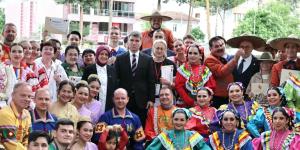 Kıtalararası Kültür Buluşması Amasya’da GerçekleştiAmasya Uluslararası Atatürk, Kültür ve Sanat Festivali, bu yıl da dünya kültürlerini buluşturmaya devam ediyor. Festival kapsamında Amasya’ya gelen Meksika, Tayland, Polonya, Rusya ve Kırgızistan halk dansları ekipleri, hem sergiledikleri gösterilerle hem de renkli kostümleriyle şehrin sokaklarını adeta birer sahneye dönüştürdü.Protokol ile BuluşmaAmasya Büyük Otel’de düzenlenen özel etkinlikte halk dansları ekipleri, Amasya Valisi Önder Bakan ve eşi Elif Bakan başta olmak üzere il protokolüyle bir araya geldi. Vali Bakan, misafir dansçılara festivale sundukları katkılardan dolayı teşekkür ederek, bu tür etkinliklerin kültürel alışverişe ve dostluk bağlarının güçlenmesine büyük katkı sağladığını vurguladı.”Kültür Sanatla Güçlenir”Vali Önder Bakan konuşmasında şu ifadelere yer verdi:”Amasya, tarihi boyunca birçok medeniyete ev sahipliği yapmış kadim bir şehirdir. Bu festival sayesinde farklı ülkelerden gelen misafirlerimizi ağırlamak bizim için büyük bir onur. Kültür sanatla güçlenir, kardeşlik ve barış ise kültürle pekişir. Bu festival tam da bunu sağlıyor.”Rengârenk Gösteriler, Renkli AnlarRengârenk kıyafetleri, coşkulu müzikleri ve enerjik danslarıyla halk dansçıları Amasya’nın tarihi sokaklarında, meydanlarında ve sahnelerinde büyük ilgi gördü. Vatandaşlar, farklı kültürlere ait geleneksel dansları izlerken alkışlarıyla dansçılara destek verdi. Festival izleyicileri arasında özellikle çocuklar ve gençler, gösterilere büyük ilgi gösterdi.8.500 Yıllık Tarihe Yeni Renkler KatıldıTarihi 8.500 yıl öncesine uzanan ve bugüne kadar 14 farklı medeniyete ev sahipliği yapan Amasya, bu yıl da dünya kültürlerinin buluşma noktası oldu. Festival, sadece bir sanat etkinliği olmanın ötesine geçerek, Amasya’yı uluslararası düzeyde tanıtan bir kültür köprüsü haline geldi.