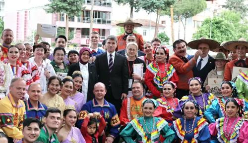 Kıtalararası Kültür Buluşması Amasya’da GerçekleştiAmasya Uluslararası Atatürk, Kültür ve Sanat Festivali, bu yıl da dünya kültürlerini buluşturmaya devam ediyor. Festival kapsamında Amasya’ya gelen Meksika, Tayland, Polonya, Rusya ve Kırgızistan halk dansları ekipleri, hem sergiledikleri gösterilerle hem de renkli kostümleriyle şehrin sokaklarını adeta birer sahneye dönüştürdü.Protokol ile BuluşmaAmasya Büyük Otel’de düzenlenen özel etkinlikte halk dansları ekipleri, Amasya Valisi Önder Bakan ve eşi Elif Bakan başta olmak üzere il protokolüyle bir araya geldi. Vali Bakan, misafir dansçılara festivale sundukları katkılardan dolayı teşekkür ederek, bu tür etkinliklerin kültürel alışverişe ve dostluk bağlarının güçlenmesine büyük katkı sağladığını vurguladı.”Kültür Sanatla Güçlenir”Vali Önder Bakan konuşmasında şu ifadelere yer verdi:”Amasya, tarihi boyunca birçok medeniyete ev sahipliği yapmış kadim bir şehirdir. Bu festival sayesinde farklı ülkelerden gelen misafirlerimizi ağırlamak bizim için büyük bir onur. Kültür sanatla güçlenir, kardeşlik ve barış ise kültürle pekişir. Bu festival tam da bunu sağlıyor.”Rengârenk Gösteriler, Renkli AnlarRengârenk kıyafetleri, coşkulu müzikleri ve enerjik danslarıyla halk dansçıları Amasya’nın tarihi sokaklarında, meydanlarında ve sahnelerinde büyük ilgi gördü. Vatandaşlar, farklı kültürlere ait geleneksel dansları izlerken alkışlarıyla dansçılara destek verdi. Festival izleyicileri arasında özellikle çocuklar ve gençler, gösterilere büyük ilgi gösterdi.8.500 Yıllık Tarihe Yeni Renkler KatıldıTarihi 8.500 yıl öncesine uzanan ve bugüne kadar 14 farklı medeniyete ev sahipliği yapan Amasya, bu yıl da dünya kültürlerinin buluşma noktası oldu. Festival, sadece bir sanat etkinliği olmanın ötesine geçerek, Amasya’yı uluslararası düzeyde tanıtan bir kültür köprüsü haline geldi.