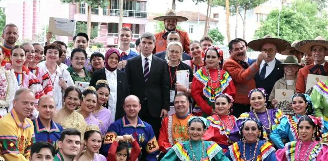 Kıtalararası Kültür Buluşması Amasya’da GerçekleştiAmasya Uluslararası Atatürk, Kültür ve Sanat Festivali, bu yıl da dünya kültürlerini buluşturmaya devam ediyor. Festival kapsamında Amasya’ya gelen Meksika, Tayland, Polonya, Rusya ve Kırgızistan halk dansları ekipleri, hem sergiledikleri gösterilerle hem de renkli kostümleriyle şehrin sokaklarını adeta birer sahneye dönüştürdü.Protokol ile BuluşmaAmasya Büyük Otel’de düzenlenen özel etkinlikte halk dansları ekipleri, Amasya Valisi Önder Bakan ve eşi Elif Bakan başta olmak üzere il protokolüyle bir araya geldi. Vali Bakan, misafir dansçılara festivale sundukları katkılardan dolayı teşekkür ederek, bu tür etkinliklerin kültürel alışverişe ve dostluk bağlarının güçlenmesine büyük katkı sağladığını vurguladı.”Kültür Sanatla Güçlenir”Vali Önder Bakan konuşmasında şu ifadelere yer verdi:”Amasya, tarihi boyunca birçok medeniyete ev sahipliği yapmış kadim bir şehirdir. Bu festival sayesinde farklı ülkelerden gelen misafirlerimizi ağırlamak bizim için büyük bir onur. Kültür sanatla güçlenir, kardeşlik ve barış ise kültürle pekişir. Bu festival tam da bunu sağlıyor.”Rengârenk Gösteriler, Renkli AnlarRengârenk kıyafetleri, coşkulu müzikleri ve enerjik danslarıyla halk dansçıları Amasya’nın tarihi sokaklarında, meydanlarında ve sahnelerinde büyük ilgi gördü. Vatandaşlar, farklı kültürlere ait geleneksel dansları izlerken alkışlarıyla dansçılara destek verdi. Festival izleyicileri arasında özellikle çocuklar ve gençler, gösterilere büyük ilgi gösterdi.8.500 Yıllık Tarihe Yeni Renkler KatıldıTarihi 8.500 yıl öncesine uzanan ve bugüne kadar 14 farklı medeniyete ev sahipliği yapan Amasya, bu yıl da dünya kültürlerinin buluşma noktası oldu. Festival, sadece bir sanat etkinliği olmanın ötesine geçerek, Amasya’yı uluslararası düzeyde tanıtan bir kültür köprüsü haline geldi.