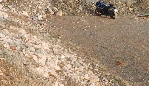 YETER ARTIK  FERHAT İLE ŞİRİN’İN YOLUNA ENGEL! HALK TEPKİLİ: “YOLU KAPATMAK ÇÖZÜM DEĞİL, GÖREVİNİ YAP!”